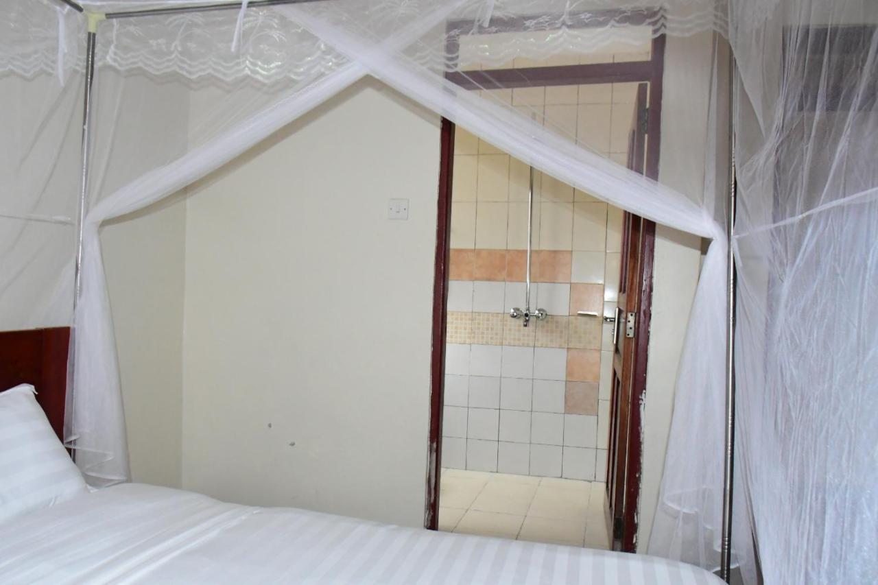 Golden Cherries Guest House Jinja Buitenkant foto