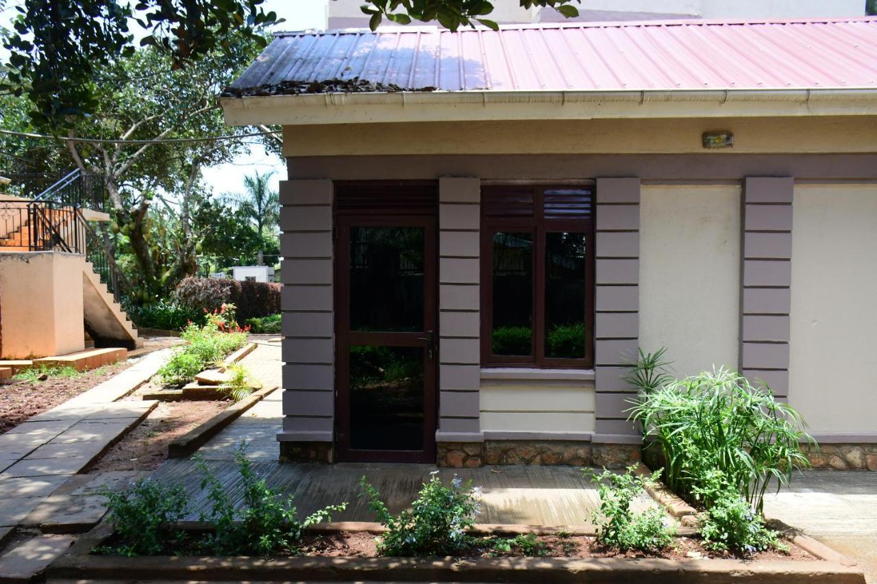 Golden Cherries Guest House Jinja Buitenkant foto