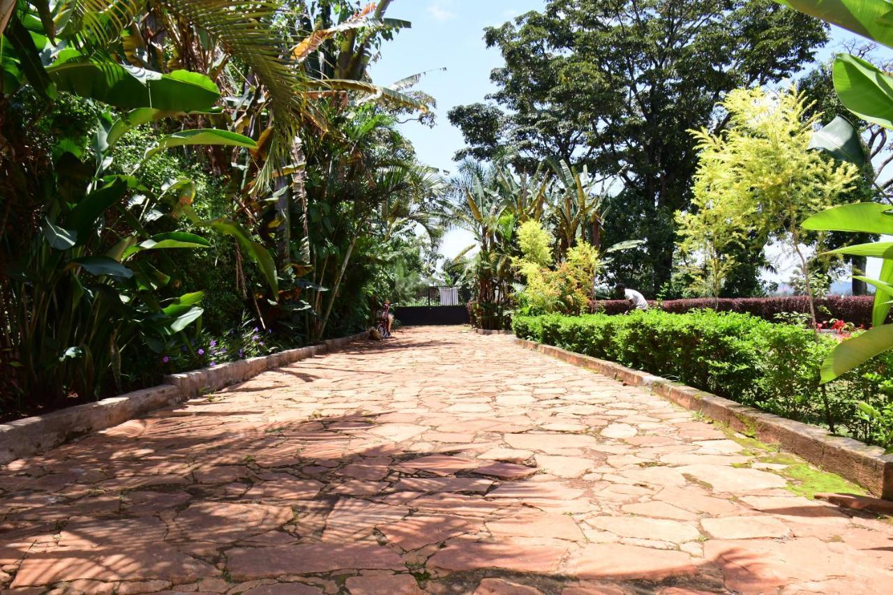 Golden Cherries Guest House Jinja Buitenkant foto