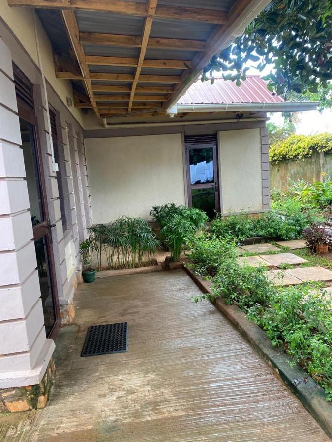 Golden Cherries Guest House Jinja Buitenkant foto